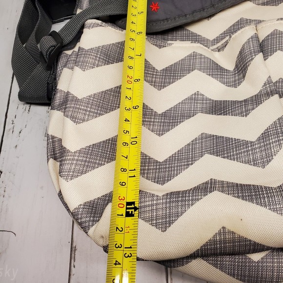 Skip Hop Dash Chervron Messenger Diaper Bag Grey / White - Picture 7 of 10